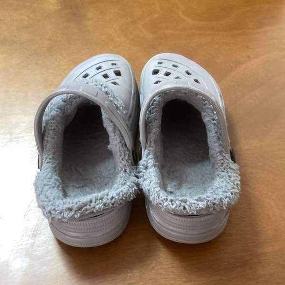 Esmara faux fur unisex grey clogs with strap; size 5.5-6 - preowned - Picture 2 of 6